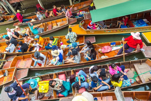 Bangkok, Tayland - 22 Mart 2018: Yüzen pazarda Tayland bir yaz günü