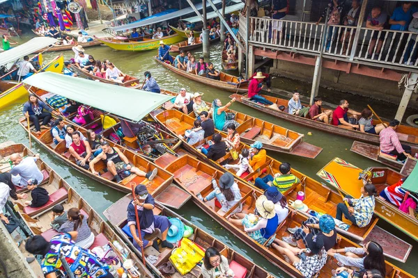 Bangkok, Tayland - 22 Mart 2018: Yüzen pazarda Tayland bir yaz günü