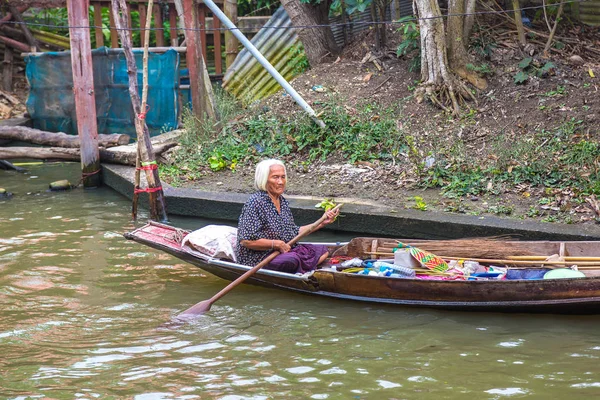 Bangkok, Tayland - 22 Mart 2018: Yüzen pazarda Tayland bir yaz günü