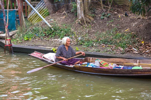 Bangkok, Tayland - 22 Mart 2018: Yüzen pazarda Tayland bir yaz günü