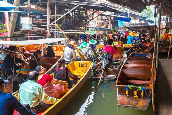 Bangkok, Tayland - 22 Mart 2018: Yüzen pazarda Tayland bir yaz günü