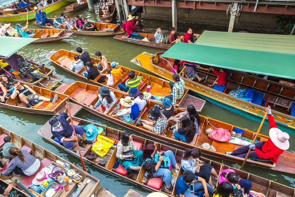 Bangkok, Tayland - 22 Mart 2018: Yüzen pazarda Tayland bir yaz günü