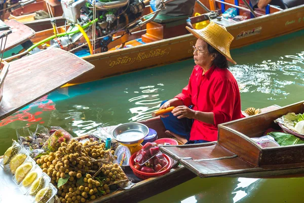 Bangkok, Tayland - 22 Mart 2018: Yüzen pazarda Tayland bir yaz günü
