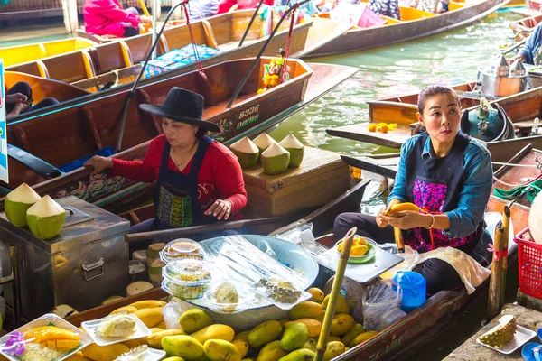 Bangkok, Tayland - 22 Mart 2018: Yüzen pazarda Tayland bir yaz günü