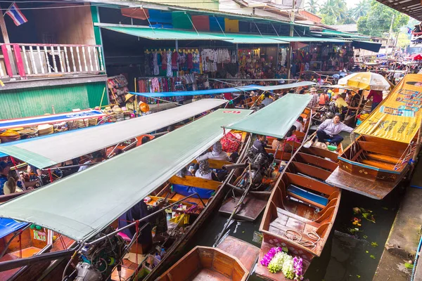 Bangkok, Tayland - 22 Mart 2018: Yüzen pazarda Tayland bir yaz günü