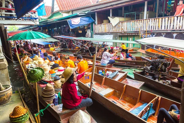 Bangkok, Tayland - 22 Mart 2018: Yüzen pazarda Tayland bir yaz günü