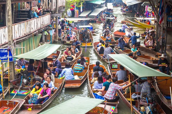 Bangkok, Tayland - 22 Mart 2018: Yüzen pazarda Tayland bir yaz günü