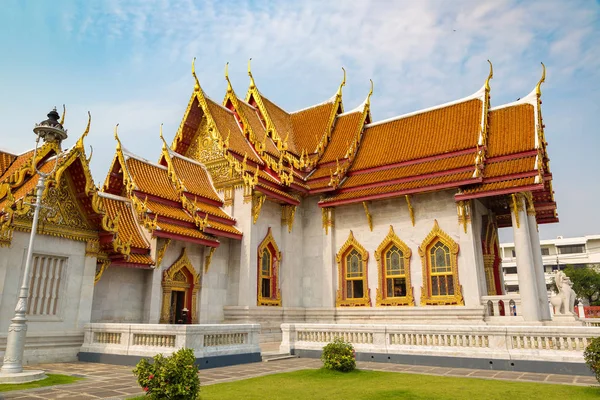 夏の日にタイのバンコクで大理石寺院 ワットベンチャマボピット — ストック写真