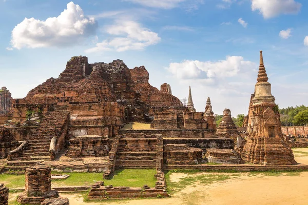 Ayutthaya Historical Park Ayutthaya, Tayland bir yaz günü içinde