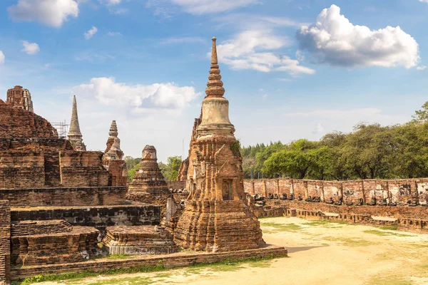 Ayutthaya Historical Park Ayutthaya, Tayland bir yaz günü içinde