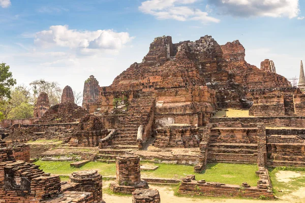 Ayutthaya Historical Park Ayutthaya, Tayland bir yaz günü içinde