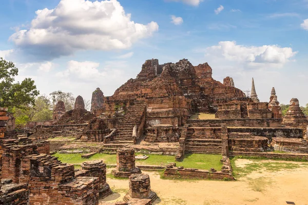 Ayutthaya Historical Park Ayutthaya, Tayland bir yaz günü içinde