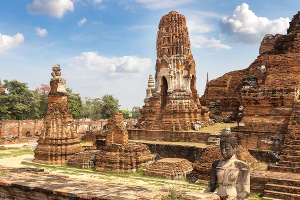 Ayutthaya Historical Park Ayutthaya, Tayland bir yaz günü içinde