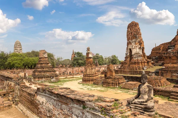 Ayutthaya Historical Park Ayutthaya, Tayland bir yaz günü içinde