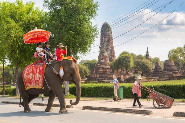 Ayutthaya Thailand March 2018 Tourists Riding Elephant Ancient City Ayutthaya — Stock Photo, Image