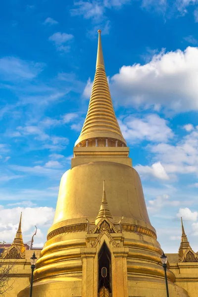 Büyük Saray ve Wat Phra Kaew (Zümrüt Buda Tapınağı) bir yaz günü Bangkok 'ta