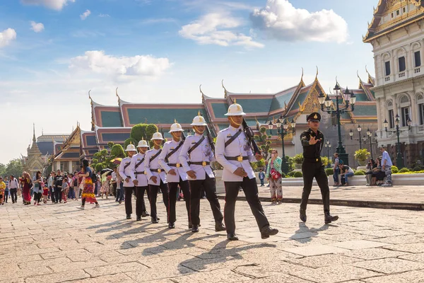 Bangkok, Tayland - 22 Mart 2018: Kings muhafız Grand Royal Palace Bangkok bir yaz günü içinde