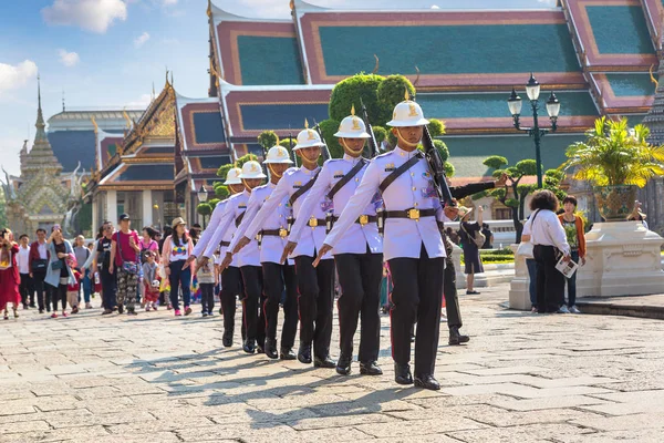 Bangkok, Tayland - 22 Mart 2018: Kings muhafız Grand Royal Palace Bangkok bir yaz günü içinde