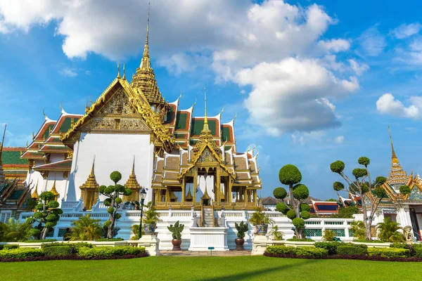 Büyük Saray ve Wat Phra Kaew (Zümrüt Buda Tapınağı) bir yaz günü Bangkok 'ta