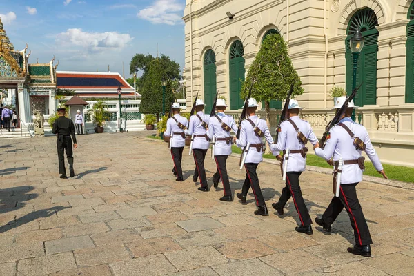 Bangkok, Tayland - 22 Mart 2018: Kings muhafız Grand Royal Palace Bangkok bir yaz günü içinde