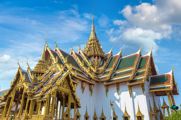 Büyük Saray ve Wat Phra Kaew (Zümrüt Buda Tapınağı) bir yaz günü Bangkok 'ta