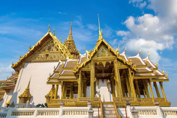 Büyük Saray ve Wat Phra Kaew (Zümrüt Buda Tapınağı) bir yaz günü Bangkok 'ta