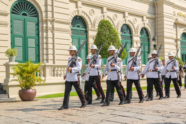 Bangkok, Tayland - 22 Mart 2018: Kings muhafız Grand Royal Palace Bangkok bir yaz günü içinde