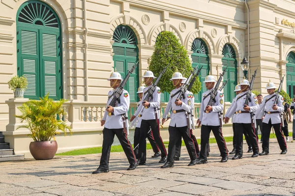 Bangkok Tailandia Marzo 2018 Guardia Reyes Gran Palacio Real Bangkok — Foto de Stock