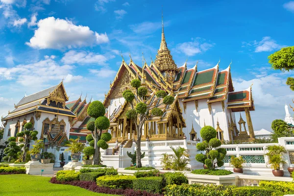 Büyük Saray ve Wat Phra Kaew (Zümrüt Buda Tapınağı) bir yaz günü Bangkok 'ta