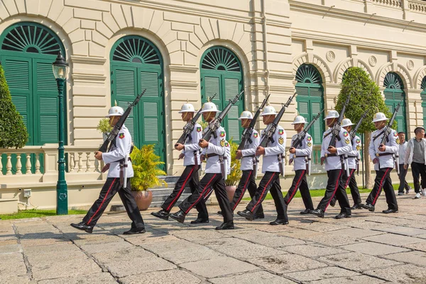 Bangkok Tailandia Marzo 2018 Guardia Reyes Gran Palacio Real Bangkok — Foto de Stock