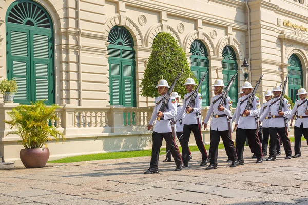 Bangkok, Tayland - 22 Mart 2018: Kings muhafız Grand Royal Palace Bangkok bir yaz günü içinde