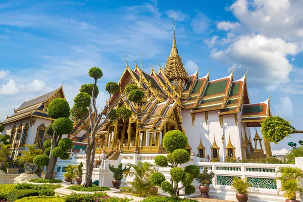 Büyük Saray ve Wat Phra Kaew (Zümrüt Buda Tapınağı) bir yaz günü Bangkok 'ta