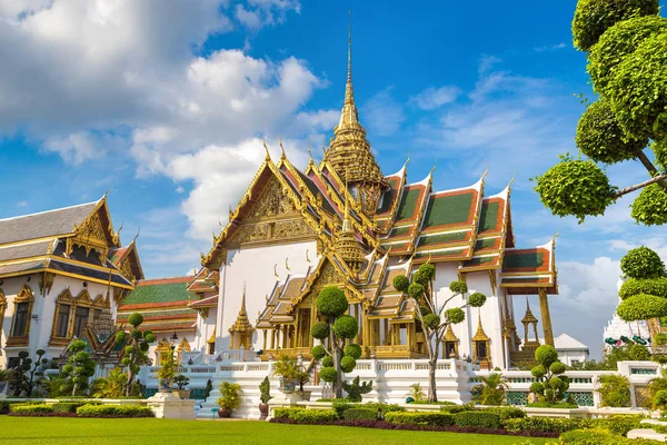 Büyük Saray ve Wat Phra Kaew (Zümrüt Buda Tapınağı) bir yaz günü Bangkok 'ta