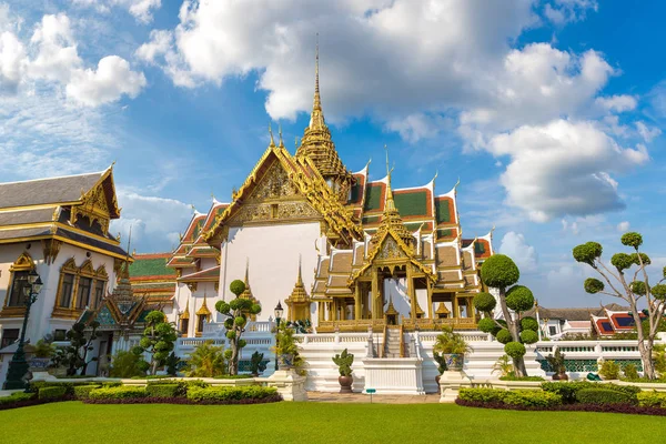 Büyük Saray ve Wat Phra Kaew (Zümrüt Buda Tapınağı) bir yaz günü Bangkok 'ta