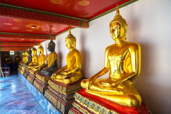 Bir yaz günü Bangkok'ta Wat Pho tapınakta Altın Buda heykelleri