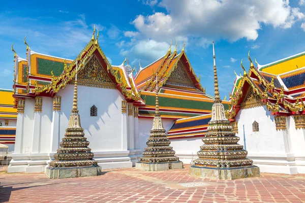 Wat Pho tapınakta bir yaz günü Bangkok