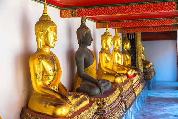 Estatuas Buda Oro Templo Wat Pho Bangkok Día Verano —  Fotos de Stock