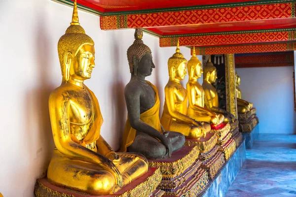 Bir yaz günü Bangkok'ta Wat Pho tapınakta Altın Buda heykelleri