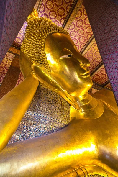 Obří Buddha Ležící Uvnitř Chrámu Wat Pho Bangkoku Letním Dni — Stock fotografie