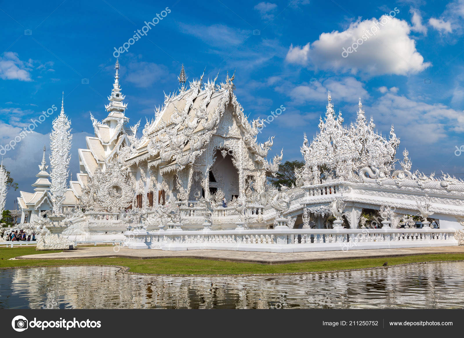 Weißer Tempel Wat Rong Khun Chiang Rai Thailand Einem Sommertag Stockfoto © bloodua 211250752