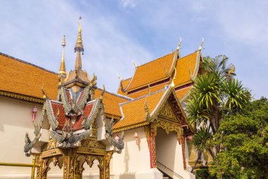 Golden pagoda Wat Phra Bu DOI Suthep Chiang Mai, Tayland bir yaz günü içinde