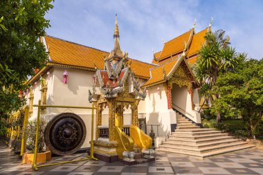 Golden pagoda Wat Phra Bu DOI Suthep Chiang Mai, Tayland bir yaz günü içinde