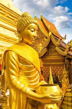Golden pagoda Wat Phra Bu DOI Suthep Chiang Mai, Tayland bir yaz günü içinde