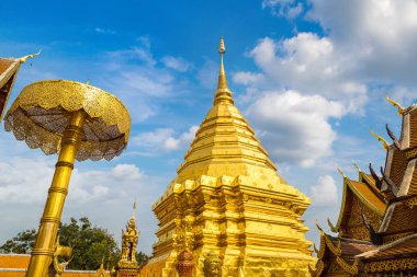 Golden pagoda Wat Phra Bu DOI Suthep Chiang Mai, Tayland bir yaz günü içinde