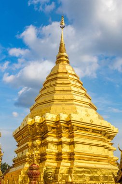 Golden pagoda Wat Phra Bu DOI Suthep Chiang Mai, Tayland bir yaz günü içinde