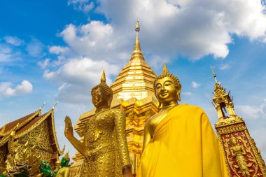 Golden pagoda Wat Phra Bu DOI Suthep Chiang Mai, Tayland bir yaz günü içinde