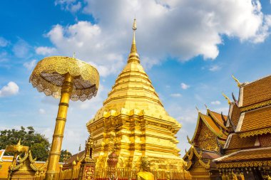 Golden pagoda Wat Phra Bu DOI Suthep Chiang Mai, Tayland bir yaz günü içinde