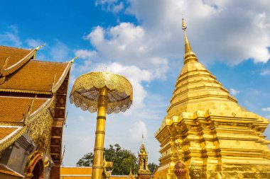 Golden pagoda Wat Phra Bu DOI Suthep Chiang Mai, Tayland bir yaz günü içinde