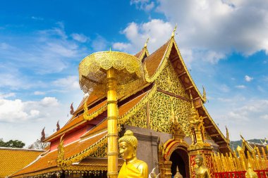 Golden pagoda Wat Phra Bu DOI Suthep Chiang Mai, Tayland bir yaz günü içinde