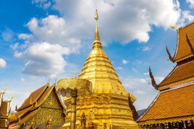 Golden pagoda Wat Phra Bu DOI Suthep Chiang Mai, Tayland bir yaz günü içinde
